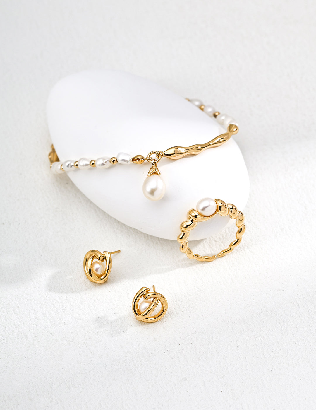 Interlocking Circle Pearl Stud Earrings (Vintage Gold-Tone & Platinum-Tone)