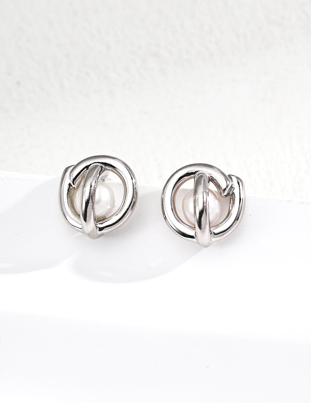 Interlocking Circle Pearl Stud Earrings (Vintage Gold-Tone & Platinum-Tone)